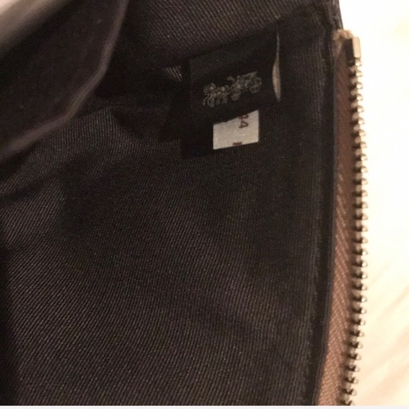 NWT Coach wristlet- in gift box - Picture 7 of 8